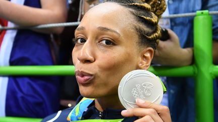 Béatrice Edwige, pivot dans l'équipe de France de handball et sa médaille d'argent obtenue aux JO de Rio, le 20 août 2016. (FRANCK FIFE / AFP)