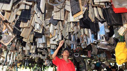 Un client regarde des claviers usag&eacute;s dans une boutique de Djakarta (Indon&eacute;sie), le 3 janvier 2012. (ADI WEDA / EPA / MAXPPP)