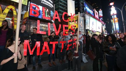 Des manifestants protestent contre la d&eacute;cision du grand jury de ne pas poursuivre le policier de Ferguson responsable de la mort de Michael Brown, &agrave; New York (Etats-Unis), le 24 novembre 2014. (CEM OZDEL / ANADOLU AGENCY / AFP)