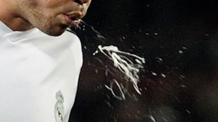 Le joueur du Real Madrid Pepe crache lors du match retour des quarts de finale de la Coupe du Roi face au FC Barcelone, le 25 janvier 2012, &agrave; Barcelone (Espagne). (JOSEP LAGO / AFP)