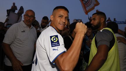 Alexis Sanchez a reçu un accueil festif lors de son arrivée à Marseille, le 9 août 2022. (SPEICH FR?D?RIC / MAXPPP)