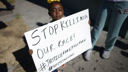 Une petite fille de 3 ans participe &agrave; une manifestation d&eacute;noncant la mort d'Ezell Ford, un jeune noir abattu par des policiers &agrave; Los Angeles (Californie, Etats-Unis), le 11 ao&ucirc;t 2014. (LUCY NICHOLSON / REUTERS)