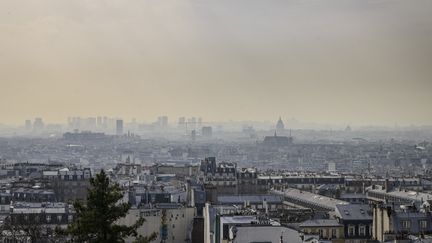 Un épisode de pollution de l'air à Paris, le 3 mars 2021. (JACOPO LANDI / HANS LUCAS / AFP)