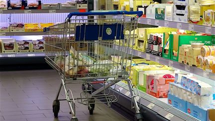 Un chariot dans un rayon de supermarché. (PATRICK LEFEVRE / MAXPPP)