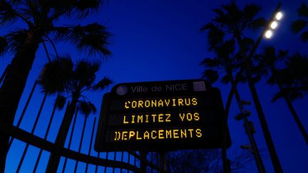 Un panneau d'affichage municipal à Nice, le 16 mars 2020, demandant aux habitants de limiter leurs déplacements à cause de l'épidémie de coronavirus. (VALERY HACHE / AFP)