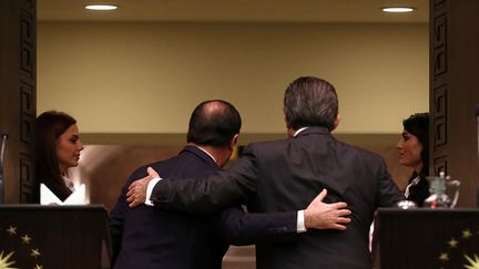 Le pr&eacute;sident fran&ccedil;ais Fran&ccedil;ois Hollande (G) et son homologue turc&nbsp;Abdullah Gul quittent la salle apr&egrave;s une conf&eacute;rence de presse conjointe au palais pr&eacute;sidentiel &agrave; Ankara (Turquie), le 27 janvier 2014. (UMIT BEKTAS / REUTERS)