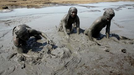 &nbsp; (De la boue s'échappe de la terre de Sidoarjo en Indonésie © Maxppp)