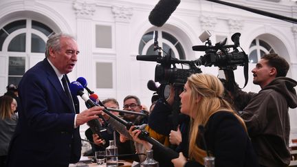 Le Premier ministre François Bayrou s'adresse aux médias à l'issue du conseil municipal de Pau (Pyrénées-Atlantiques), le 16 décembre 2024. (GAIZKA IROZ / AFP)