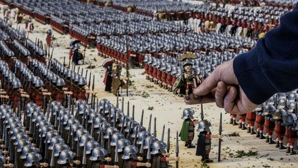 Le collectionneur Jean-Michel Leuillier a réalisé une mise en scène comprenant 26 000 playmobils, à Heyrieux (Isère), samedi 19 mars 2016.&nbsp; (JEFF PACHOUD / AFP)