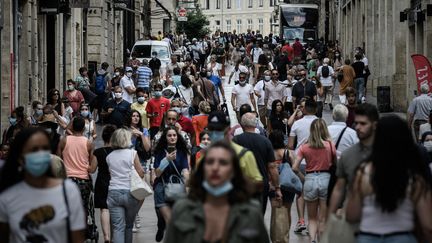 Des piétons, dont certains portent un masque de protection&nbsp;contre&nbsp;le coronavirus, arpentent une rue commerçante à Bordeaux, le 20 juillet 2020. (PHILIPPE LOPEZ / AFP)