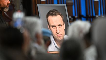 Le portrait de l'opposant russe Alexeï Navalny est affiché dans une église de Berlin, le 4 juin 2024. (RALF HIRSCHBERGER / AFP)