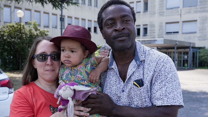 Virginie, Bob et leur fille Héloïse devant l'hôpital de Sarlat (Dordogne), le 20 juillet 2023. (FLORENCE MOREL / FRANCEINFO)