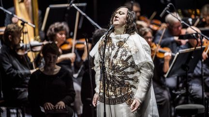 La chanteuse  Anohni se produit avec l'Orchestre symphonique d'Aarhus au Aarhus Music Hall, au Danemark, le 18 novembre 2017. (MICHAEL SVENNINGSEN / SCANPIX DENMARK/SCANPIX)