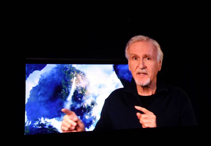 James Cameron, réalisateur du prochain film "Avatar : the way of water", apparaît dans une vidéo projetée sur l'écran lors de la présentation spéciale des Walt Disney Studios au CinemaCon 2022 au Caesars Palace le 27 avril 2022 à Las Vegas. (VALERIE MACON / AFP)