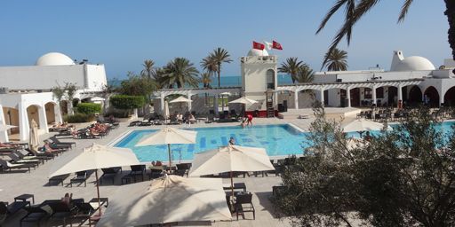 Le village du Club Med «Djerba la Douce». Qu'est-ce qu'on fait aujourd'hui: on se baigne dans la piscine ou dans la mer ? (FTV - Laurent Ribadeau Dumas)