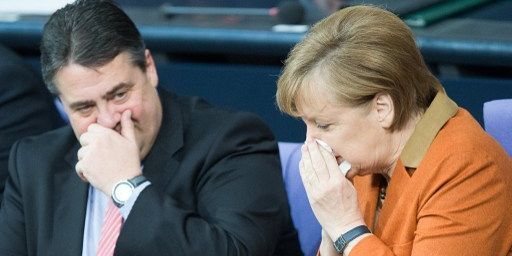 Le vice-chancelier Sigmar Gabriel (SPD) et la chancelière Angela Merkel (CDU) au Bundestag. Accord pour la création d'un salaire minimum en Allemagne.  (MAURIZIO GAMBARINI/DPA/AFP)