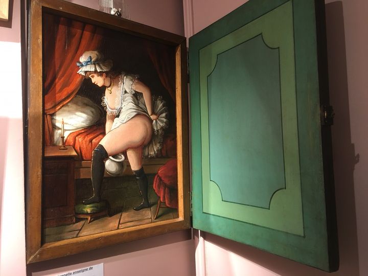 Très rare tableau à truc d'une maison close du XIXe siècle (anonyme) - Collection Nicole Canet, Galerie Au Bonheur du jour. (JACKY BORNET / GALERIE AU BONHEUR DU JOUR)