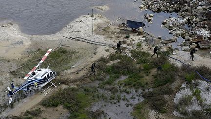 35 personnes et trois hélicoptères de l'agence environnementale brésilienne Ibama et de la fondation indienne Funai lancent une opération conjointe sur les terres des Yanomamis. Celle-ci a permis de localiser 15 zones d’atterrissage et de brûler des tentes, des outils et 20 barges utilisées par les orpailleurs pour transporter leur matériel. Interrogés, ces derniers ont dû être relâchés. On estime à 5.000 le nombre de mineurs illégaux dans cette région.  (REUTERS/Bruno Kelly)