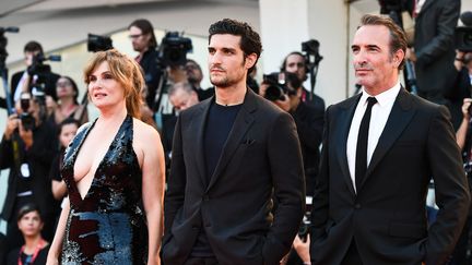 Les acteurs Emmanuelle Seigner, Louis Garrel et Jean Dujardin qui jouent dans "J'accuse" de Polanski, avant sa présentation à la Mostra.&nbsp; (VINCENZO PINTO / AFP)