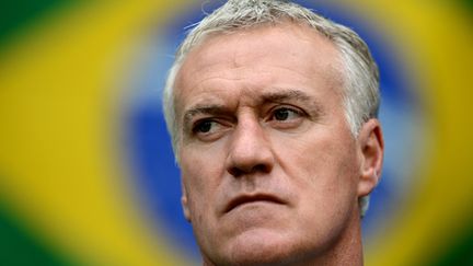 Didier Deschamps inquiet, devant le drapeau brésilien (FRANCK FIFE / AFP)