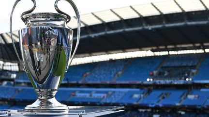 Le trophée de&nbsp;la Ligue des champions est exposé avant la demi-finale aller entre Manchester City et le Real Madrid, au stade Etihad, à Manchester, le 26 avril 2022. (PAUL ELLIS / AFP)