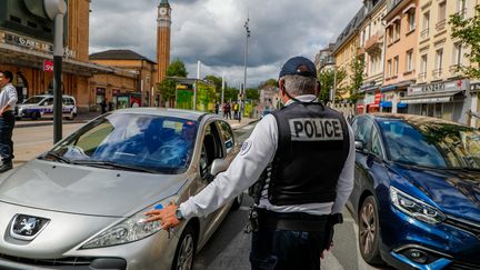 Un contrôle de police à Belfort, le 29 avril 2020.&nbsp; (MICHAEL DESPREZ / MAXPPP)