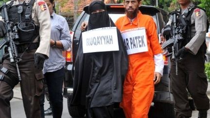 Umar Patek et son épouse Siti Ruqayah, le 2 novembre 2011 à Bali pour une reconstitution. Patek, arrêté à Abottabad au Pakistan début 2011, est accusé d'avoir confectionné les explosifs des attentats de Bali en 2002. (AFP PHOTO / ADEK BERRY)