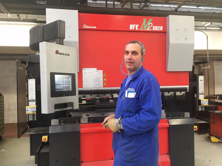 Simon Frostin, professeur en structure métallique au lycée Eiffel de Varennes (Seine-et-Marne). (AUDE LAMBERT / RADIO FRANCE)