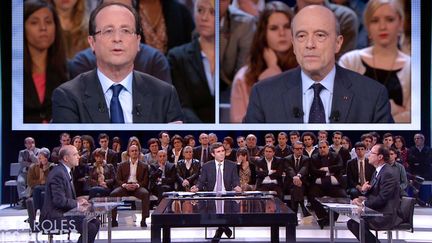 Fran&ccedil;ois Hollande (&agrave; g.) et Alain Jupp&eacute; (&agrave; dr.) sur le plateau de l'&eacute;mission "Des paroles et des actes", le 26 janvier 2012. (FRANCE 2 / AFP)