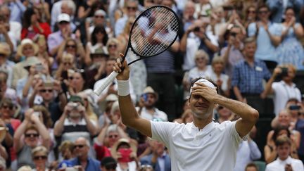 Roger Federer célèbre sa victoire à Wimbledon, dimanche 16 juillet 2017.&nbsp; (ADRIAN DENNIS / AFP)