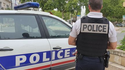 Un policier (illustration).&nbsp; (CLÉMENCE GOURDON NEGRINI / FRANCE-BLEU PÉRIGORD)