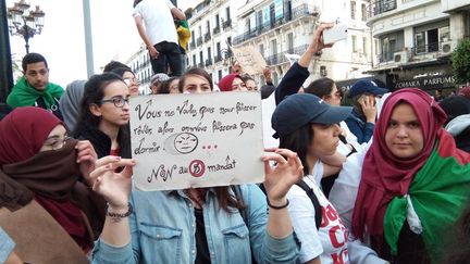 À Alger, des miliers d'étudiants ont manifesté contre la candidature d'Abdelaziz Bouteflika à l'élection présidentielle.&nbsp; (LEILA BERATTO/RADIOFRANCE)