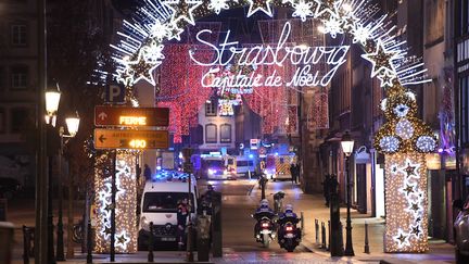 Des policiers dans les rues de Strasbourg après la fusillade du 11 décembre 2018. (FREDERICK FLORIN / AFP)