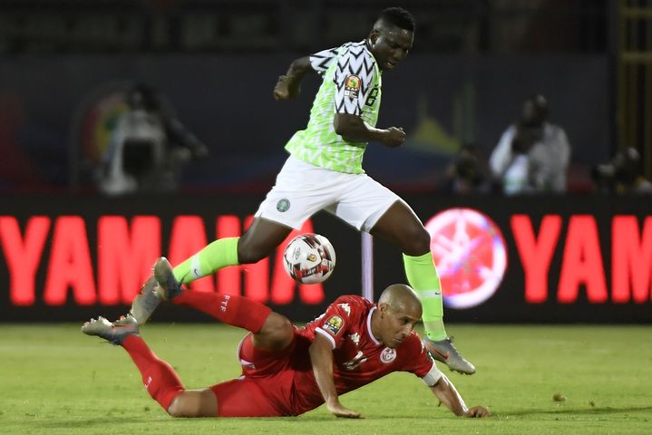 Le milieu de terrain nigérian&nbsp;Oghenekaro Etebo (debout) dispute la balle à l'attaquant tunisien&nbsp;Wahbi Khazri pendant le match pour la troisième place à la Coupe d'Afrique des nations le 17 juillet 2019. (KHALED DESOUKI / AFP)