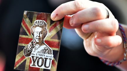 NO - Un partisant du "non" montre un autocollant &agrave; l'effigie de la reine Elizabeth appelant &agrave; votre contre l'ind&eacute;pendance de l'Ecosse &agrave; Edimbourgh (Ecosse), le 13 septembre 2014. (BEN STANSALL / AFP)