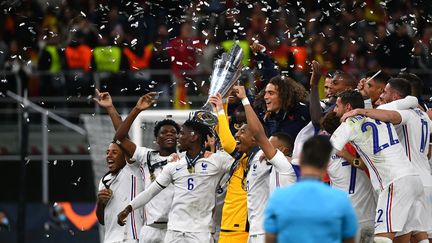 Célébration de l'équipe de France, après sa victoire en finale de la Ligue des nations, le 10 octobre 2021. (ISABELLA BONOTTO / ANADOLU AGENCY / AFP)