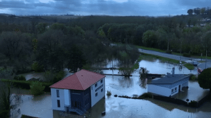 Inondations dans le Pas-de-Calais : à Neuville-sous-Montreuil, des habitants contraints de quitter leur domicile (France 2)