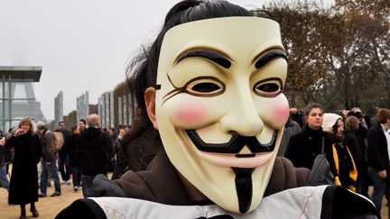 Un manifestant porte le masque des Anonymous &agrave; Paris, le 11 novembre 2011.&nbsp; (FABRISSA DELAVILLE / MAXPPP)