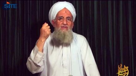 Ayman al-Zawahiri, ancien leader d'Al-Qaïda tué par une frappe américaine dans la nuit du samedi 30 au dimanche 31 juillet 2022, prenant la parole&nbsp;dans une vidéo obtenue en 2012, onze ans&nbsp;après les attentats du 11-Septembre.&nbsp; (SITE INTELLIGENCE GROUP / AFP)