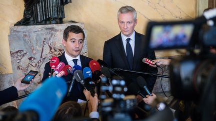 Gérald Darmanin et Bruno Le Maire défendent le budget 2018 face à la presse, à l'Assemblée nationale, le 27 septembre 2017.&nbsp; (MAXPPP)