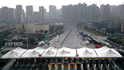 Une rue déserte de la ville de Xi'an, en Chine, samedi 25 décembre 2021.&nbsp; (TAO MING / XINHUA / AFP)