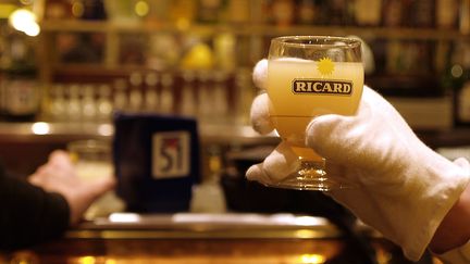 Un verre de pastis Ricard le 10 mai 2017 à Limoux (Aude). (PAUL PALAU  / ONLY FRANCE / AFP)