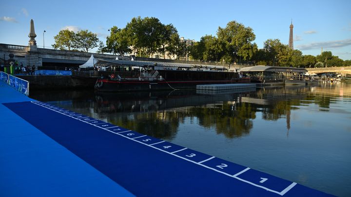 La Tour Eiffel en arrière plan pour le départ du triathlon, avec l'épreuve de natation dans la Seine, lors du test event le 20 août 2023. (MILLEREAU PHILIPPE / AFP)