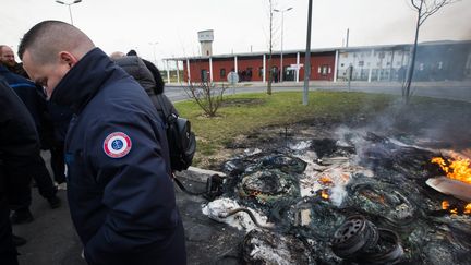 Des gardiens de prison bloquent l'entrée de la prison de Vendin-le-Vieil (Pas-de-Calais), le 15 janvier 2018. (MAXPPP)