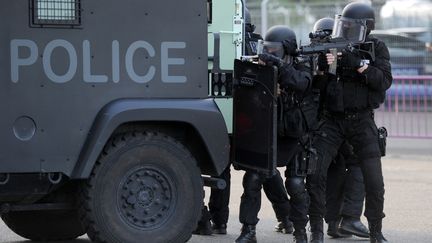 Des membres du Raid en opération le 16 avril 2016 à Toulouse.&nbsp; (REMY GABALDA / AFP)