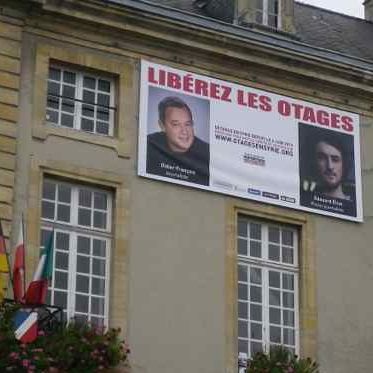 Les portraits de Didier François et Edouard Elias affichés sur la mairie de Bayeux (Chrystel Chabert)