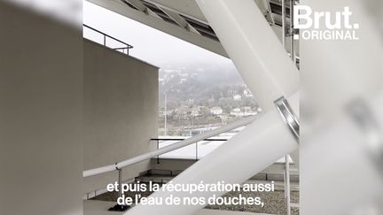 À Grenoble, ces immeubles représentent peut-être le futur des habitations collectives : tout a été pensé pour se rapprocher de l'autonomie en électricité et en eau. Brut a visité l'éco-coloc de Marianne et Kevin dans la résidence ABC.