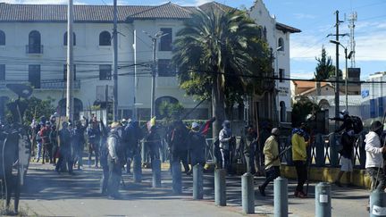 Des manifestants à Quito (Equateur), le 21 juin 2022. (VERONICA LOMBEIDA / AFP)