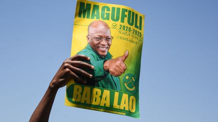 Un portrait du président Magufuli lors du lancement de la campagne électorale en août 2020. (ERICKY BONIPHACE / AFP)