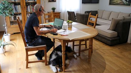 Un homme en télétravail. (VANESSA MEYER / MAXPPP)